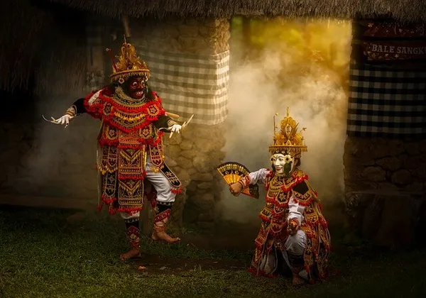 Danseurs traditionnels balinais masqués dans une cour de temple embrumée